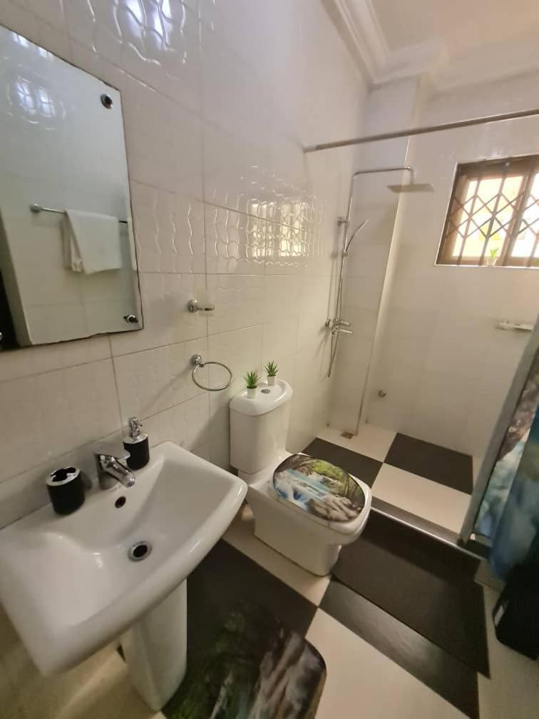 Nesta Barron -Home Away From Home North Legon Oda fotoğraf