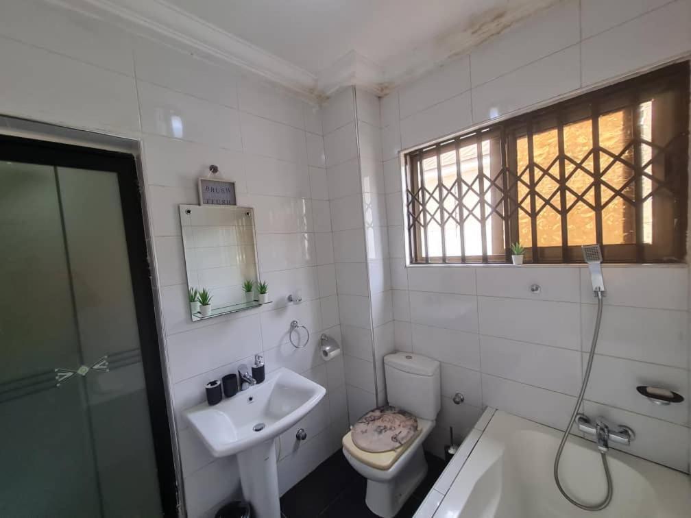Nesta Barron -Home Away From Home North Legon Oda fotoğraf